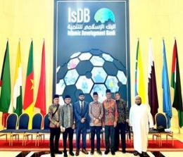 Gubernur Riau Syamsuar saat di Islamic Development Bank di Jeddah (foto/ist)